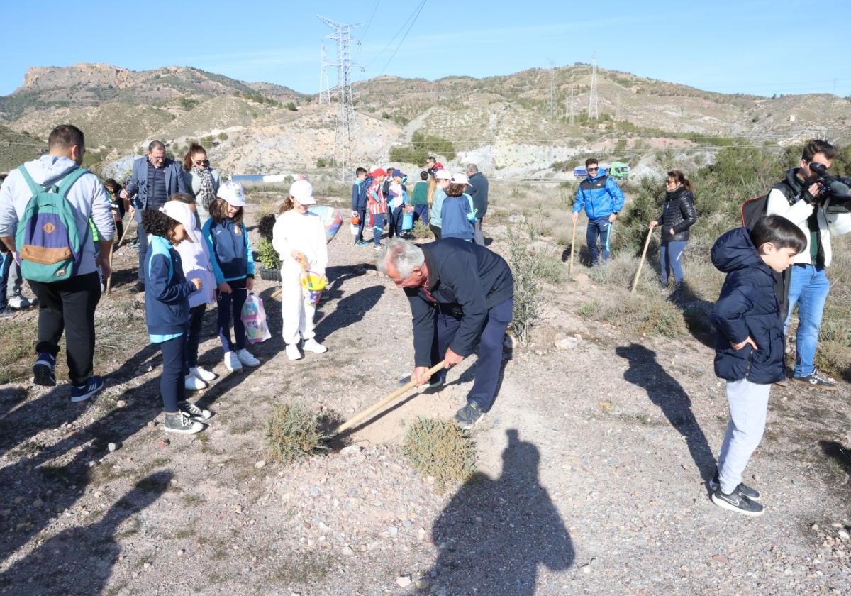 Los alumnos de San Fernando durante la plantación de árboles.