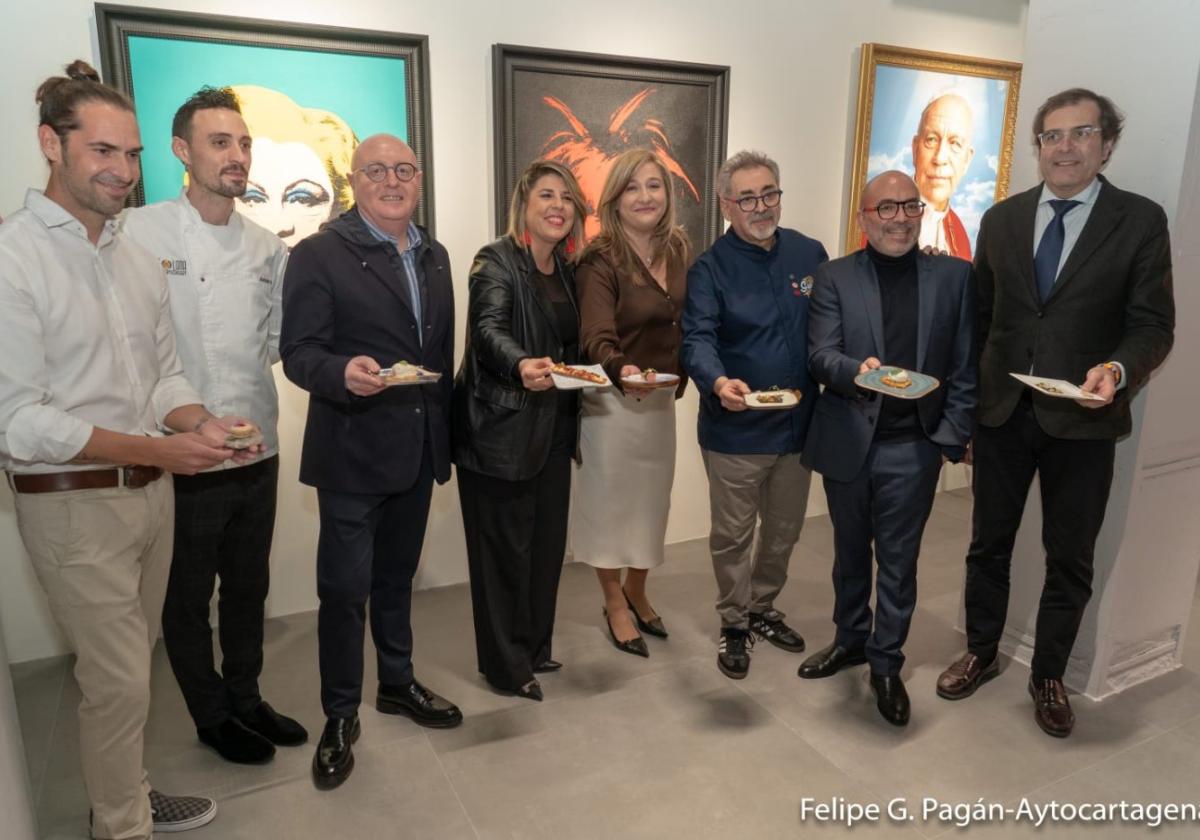 Enrique Botía, Adrián Ros, Diego Salinas, Noelia Arroyo, Beatriz Sánchez del Álamo, Néstor Giuliodoro, Andrés Fernández y Pedro Pablo Hernández, durante el evento gastronómico en en el Espacio Cultural La Chrome.