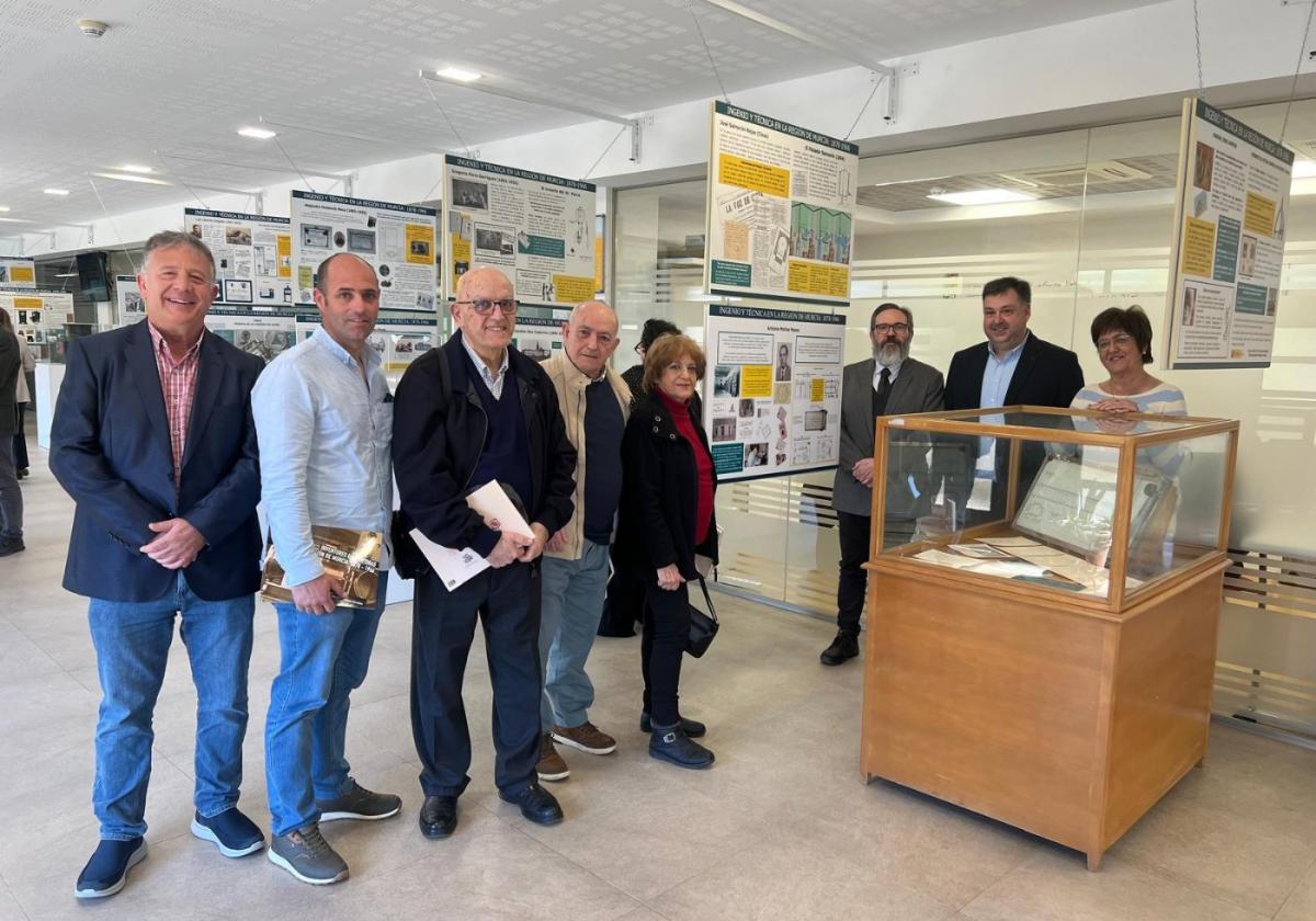 La muestra fue inaugurada por el decano de la Facultad de Química, Francisco Guillermo Díaz, y por el presidente de la Academia de las Ciencias, Ángel Ferrández, siendo comisarios Manuela Caballero y Pascual Santos.