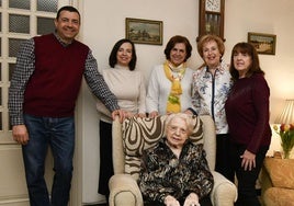 Francisco Javier, Cecilia, Cristina, Rosa y Fuensanta Torrano Sigler, junto a su madre, Rosa Sigler Alegría, nieta de José Alegría, académico de número de la Real Academia Alfonso X el Sabio.