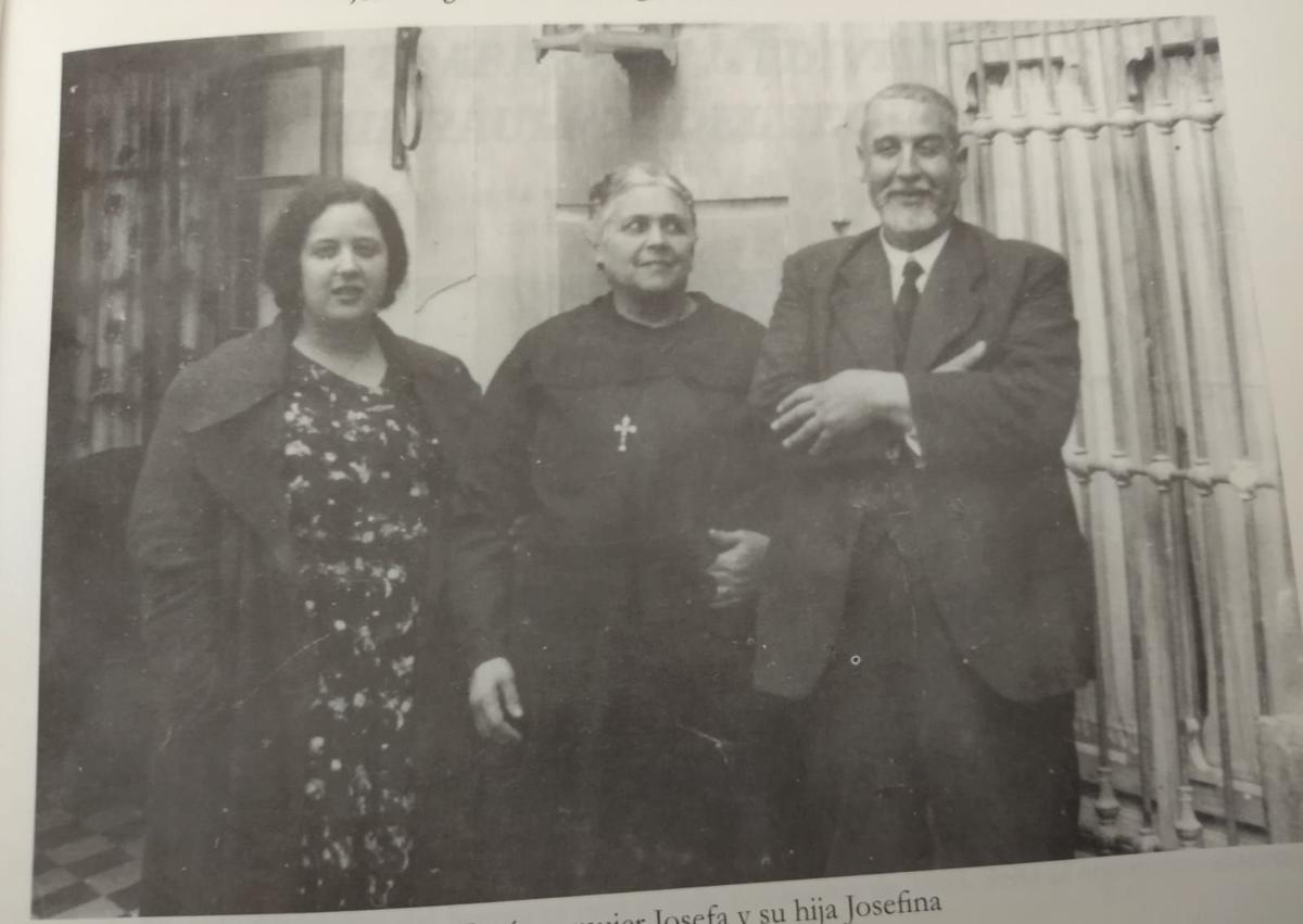 Imagen secundaria 1 - El ingeniero José Alegría con su hija Josefina y su mujer, Josefa. | José Alegría.