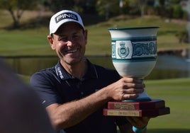 El campeón con su trofeo.