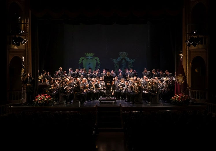 La banda saluda a los asistentes, en un teatro con aforo completo