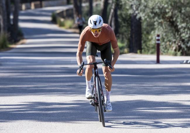 El triatleta totanero, durante un entrenamiento de bicicleta en el entorno de La Fuensanta.