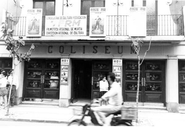 Imagen después - El Coliseum, en el paseo Marqués de Corvera, se convirtió en un bingo.