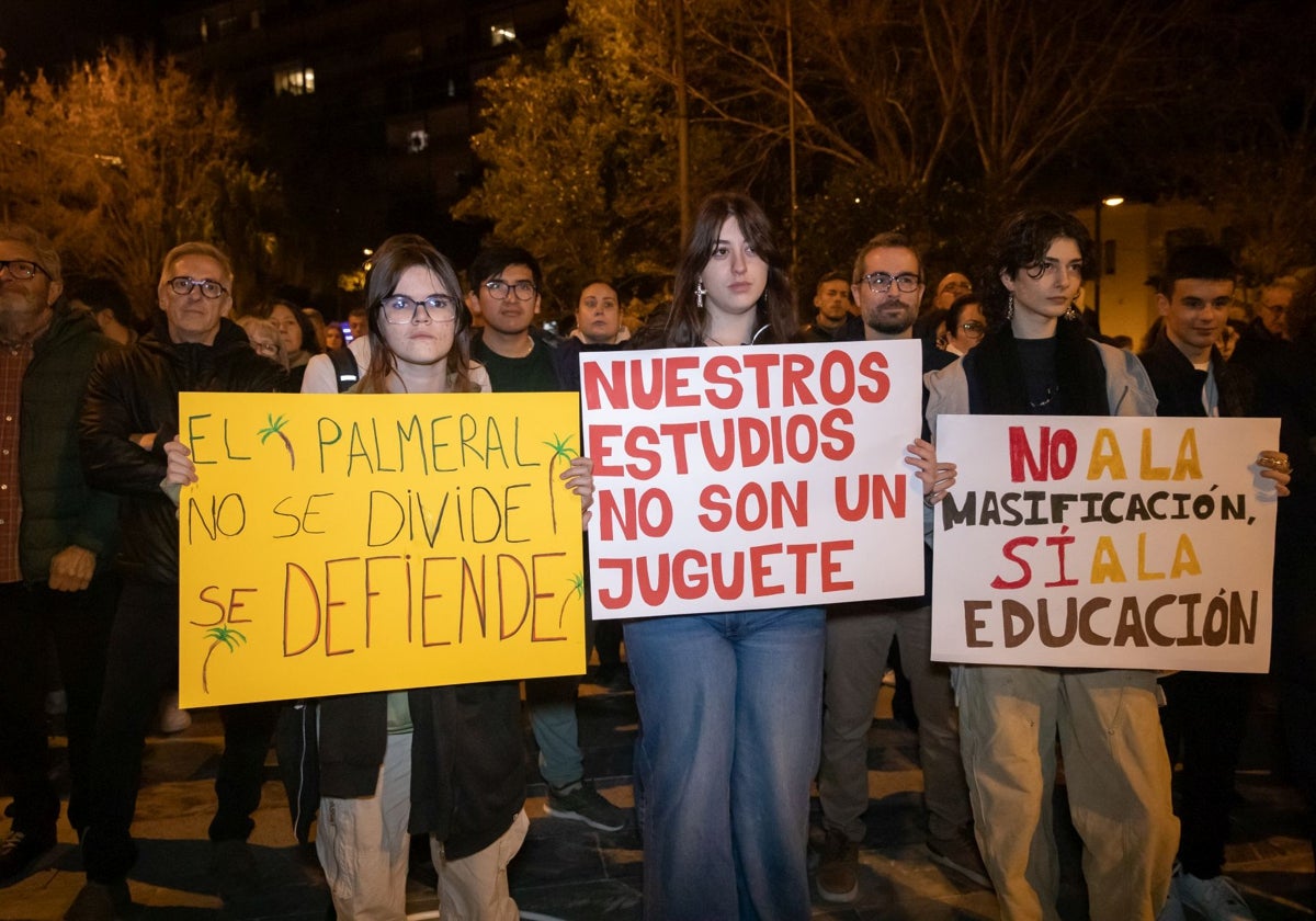 La comunidad educativa durante la concentración celebrada en la Glorieta Gabriel Miró el pasado 6 de febrero