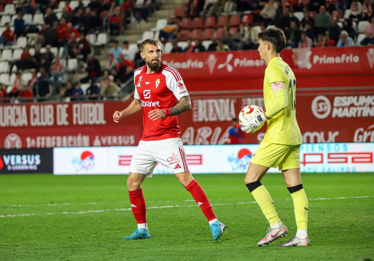 Saveljich, defensa central del Real Murcia, ante Flores, portero del Sevilla Atlético.