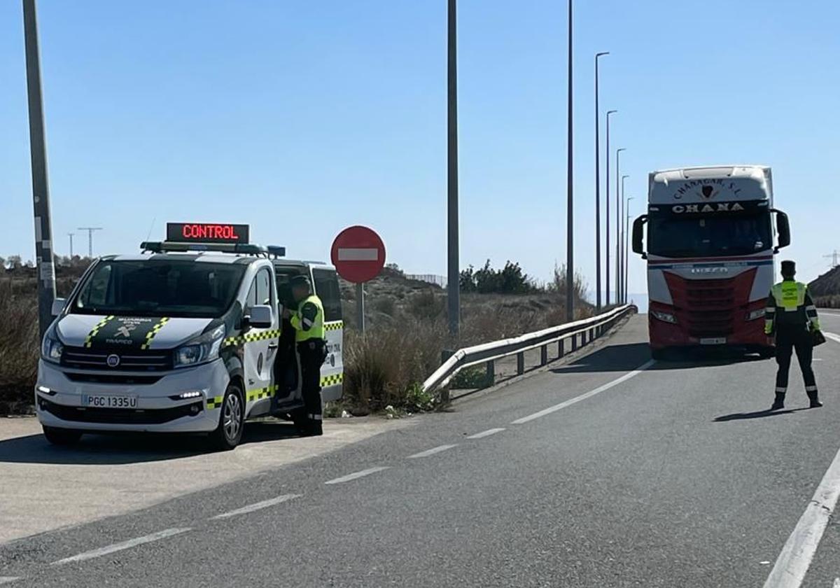 Agentes de la Guardia Civil, durante un control ayer a un camión en Murcia.