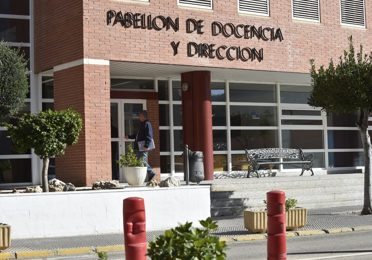 Accesos al área de dirección del Hospital Virgen de la Arrixaca, este lunes.