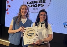 María González y Laura Díaz, propietarias de Vértigo y Calambre, con el premio que las acredita como una de las mejores cafeterías de España.