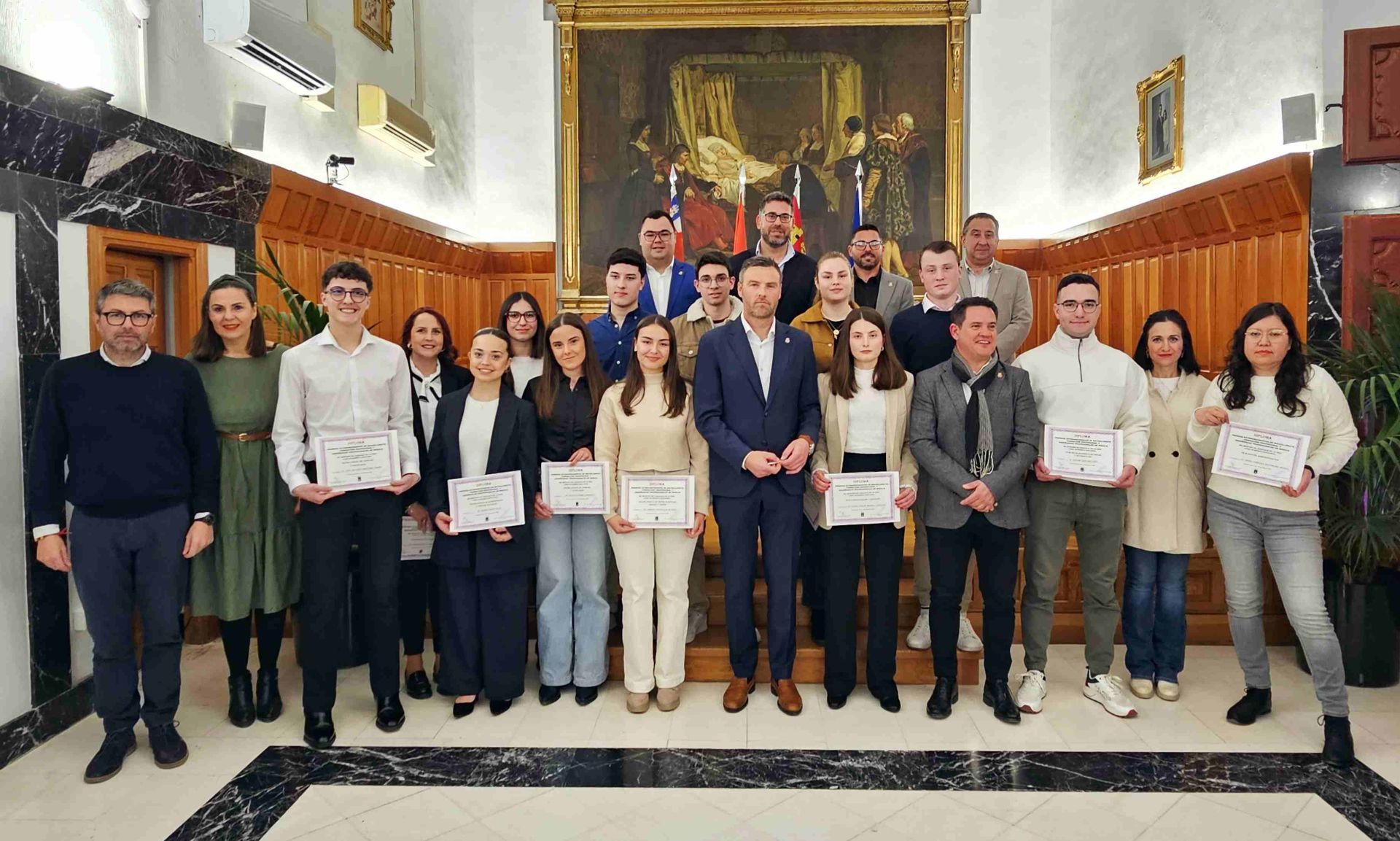 Los premiados posan junto al alcalde y varios concejales del Excmo. Ayto. de Caravaca de la Cruz.