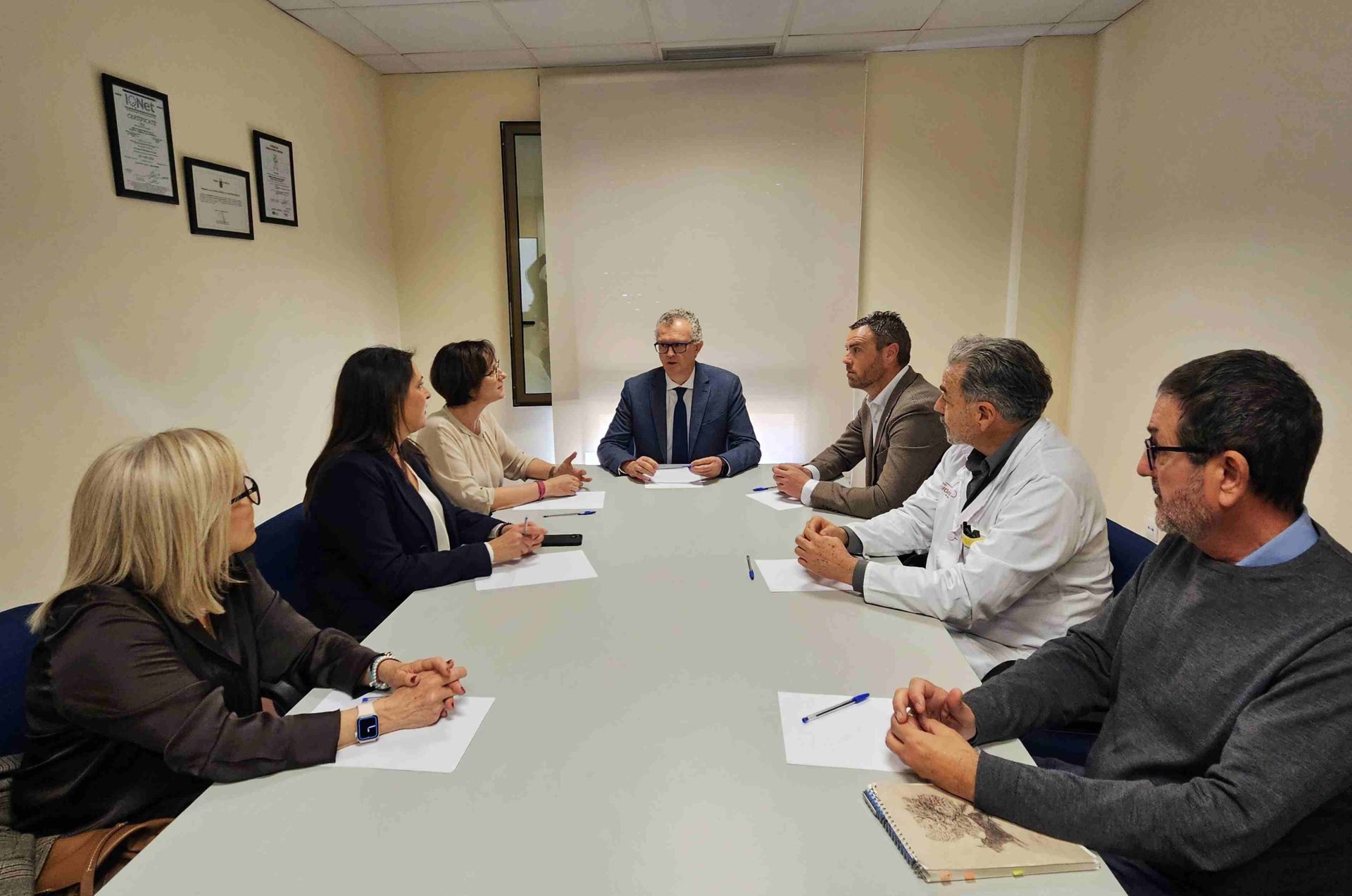 El consejero de Salud preside la reunión del equipo directivo del Área IV de Salud.