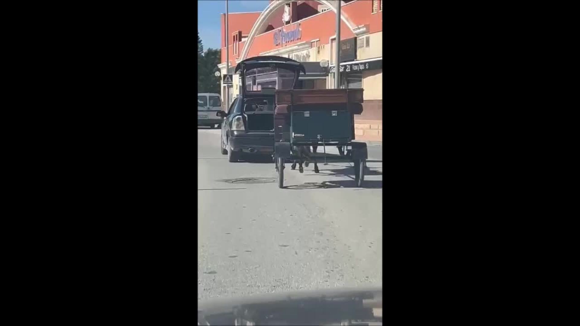 Circula por las calles de San Javier arrastrando un caballo con su carro