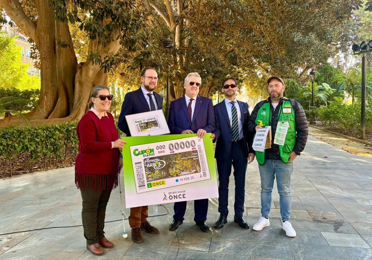 El concejal de Desarrollo Urbano, José Guillén, junto al delegado de la ONCE, Juan Carlos Morejón de Girón, Teresa Lajarín y Pedro Salinas, en la presentación del cupón dedicado a los ficus de Floridablanca.