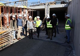 El alcalde y concejalas durante su visita a las obras del nuevo parking disuasorio.