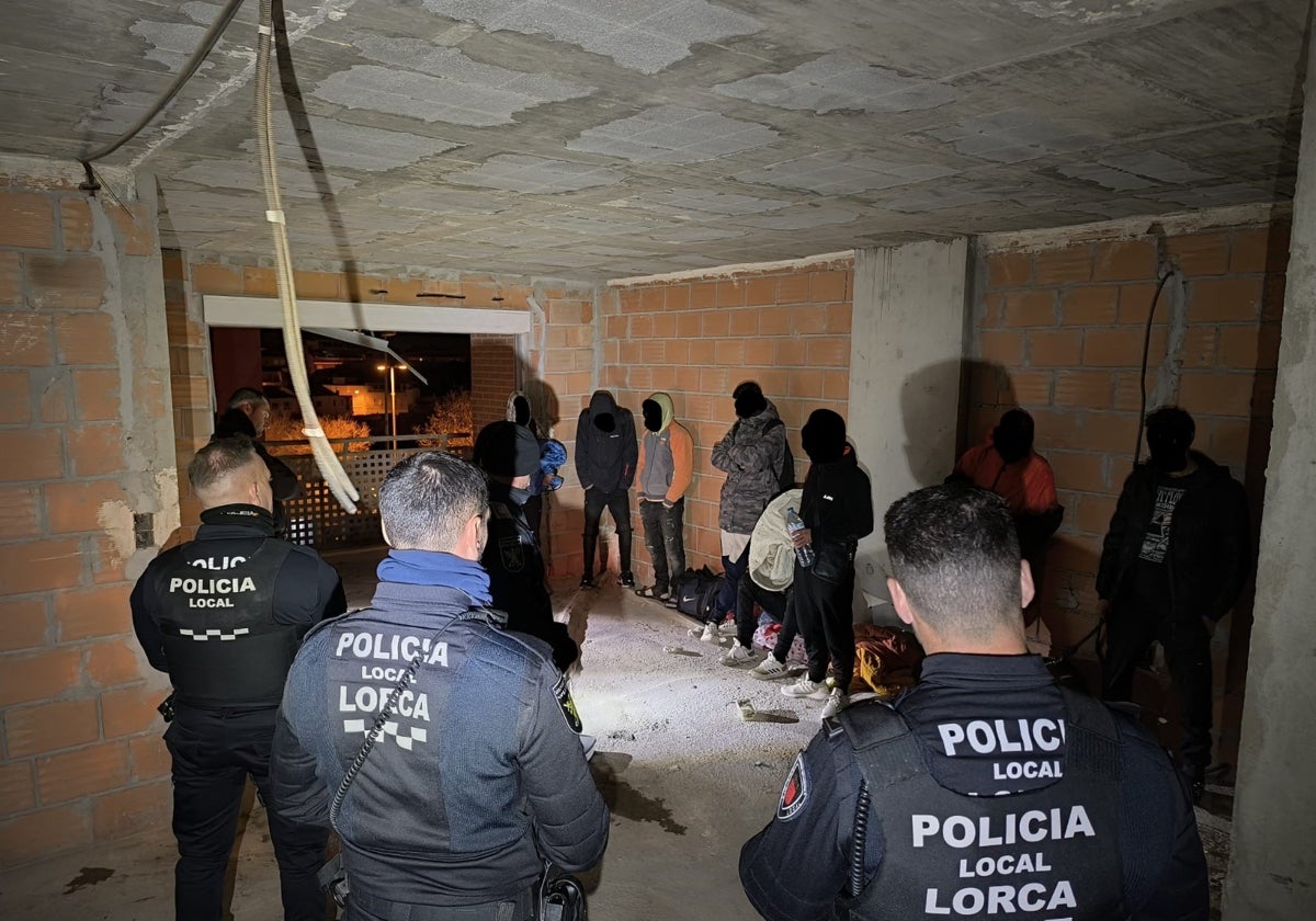 Momento en el que la Policía Local desaloja un edificio en construcción okupado en el barrio de Los Ángeles.