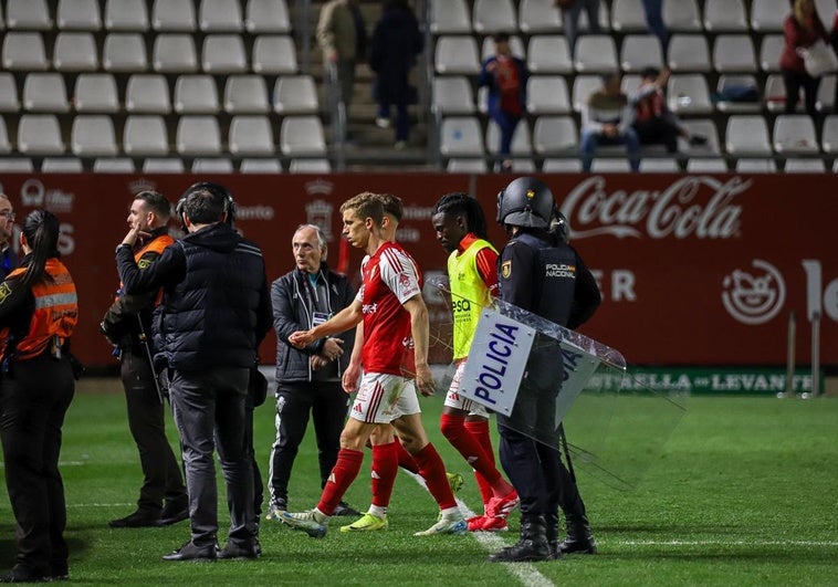 Alberto González, Alcaina y Boateng abandonan el terreno de juego cabizbajos, tras la derrota.