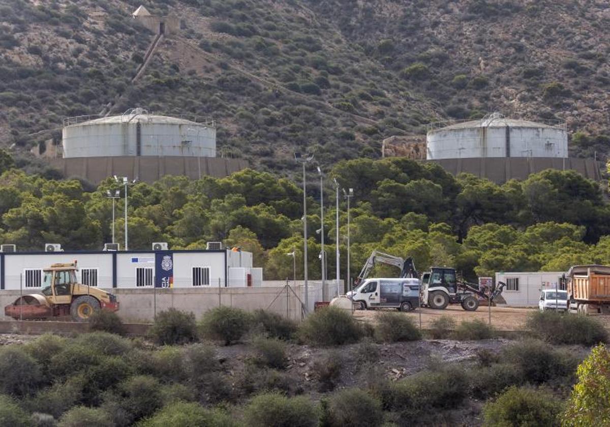 Tareas de montaje del nuevo CATE junto a la carretera de la Algameca, el pasado agosto.