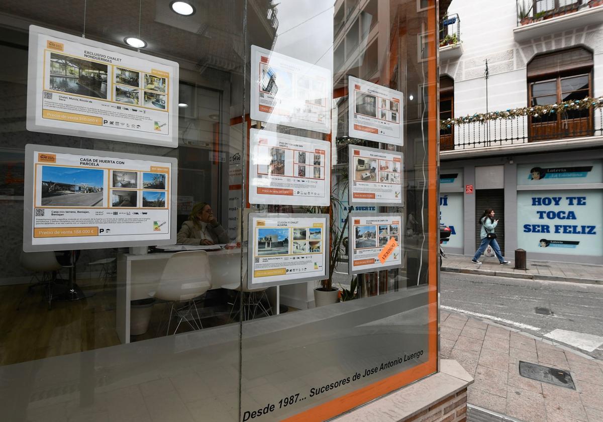 Viviendas en venta en una inmobiliaria de Murcia.