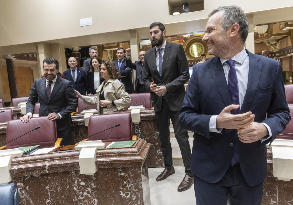 Joaquín Segado, del PP, en primer plano, junto a los miembros de Vox en la Asamblea Regional, este martes.