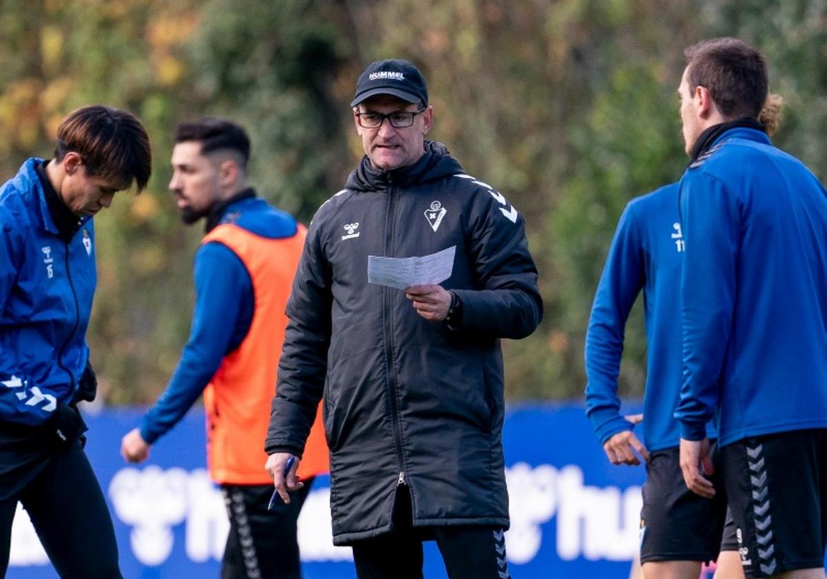 Joseba Etxeberria, en un entrenamiento con el Eibar.