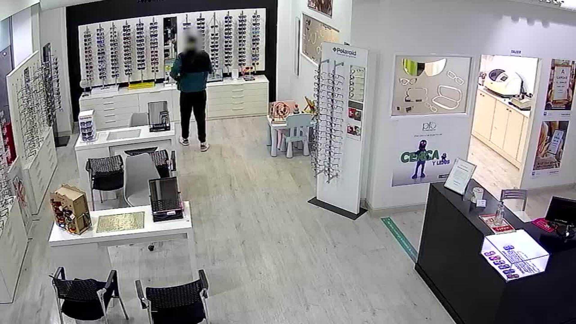 Pillan a un hombre hurtando varias gafas de un comercio de Cieza