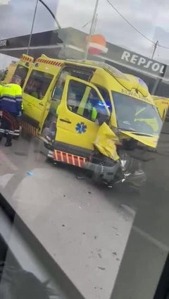 Un sanitario resulta herido al chocar una ambulancia y un coche en Llano de Brujas