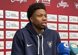 Kostas Antetokoumpo, en su presentación como nuevo jugador del UCAM.