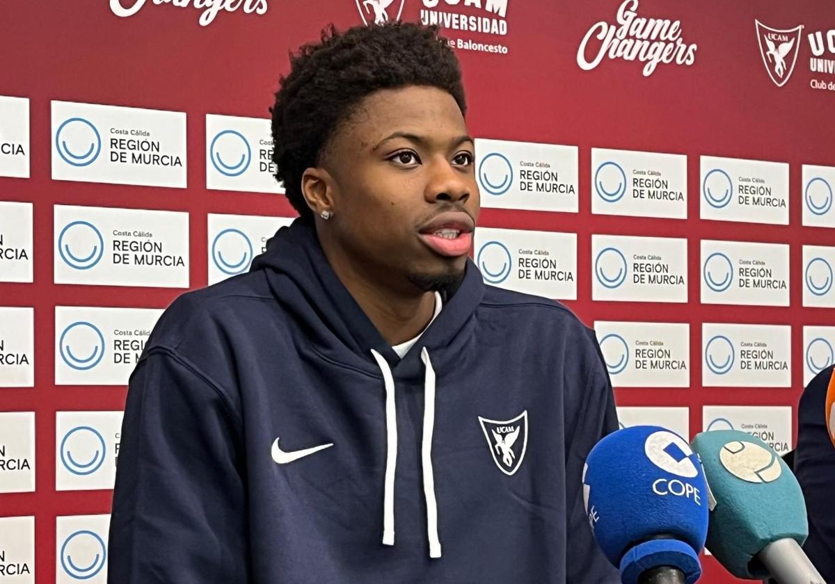 Kostas Antetokoumpo, en su presentación como nuevo jugador del UCAM.