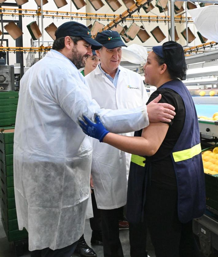 Imagen secundaria 2 - Arriba: Llegada de Feijóo a Murcia, acompañado por el alcalde, José Ballesta (izq.), el presidente regional, Fernando López Miras (der.) y Paloma Martín. Abajo: Visita de Feijóo y López Miras a la empresa García Aranda de Librilla, este martes.