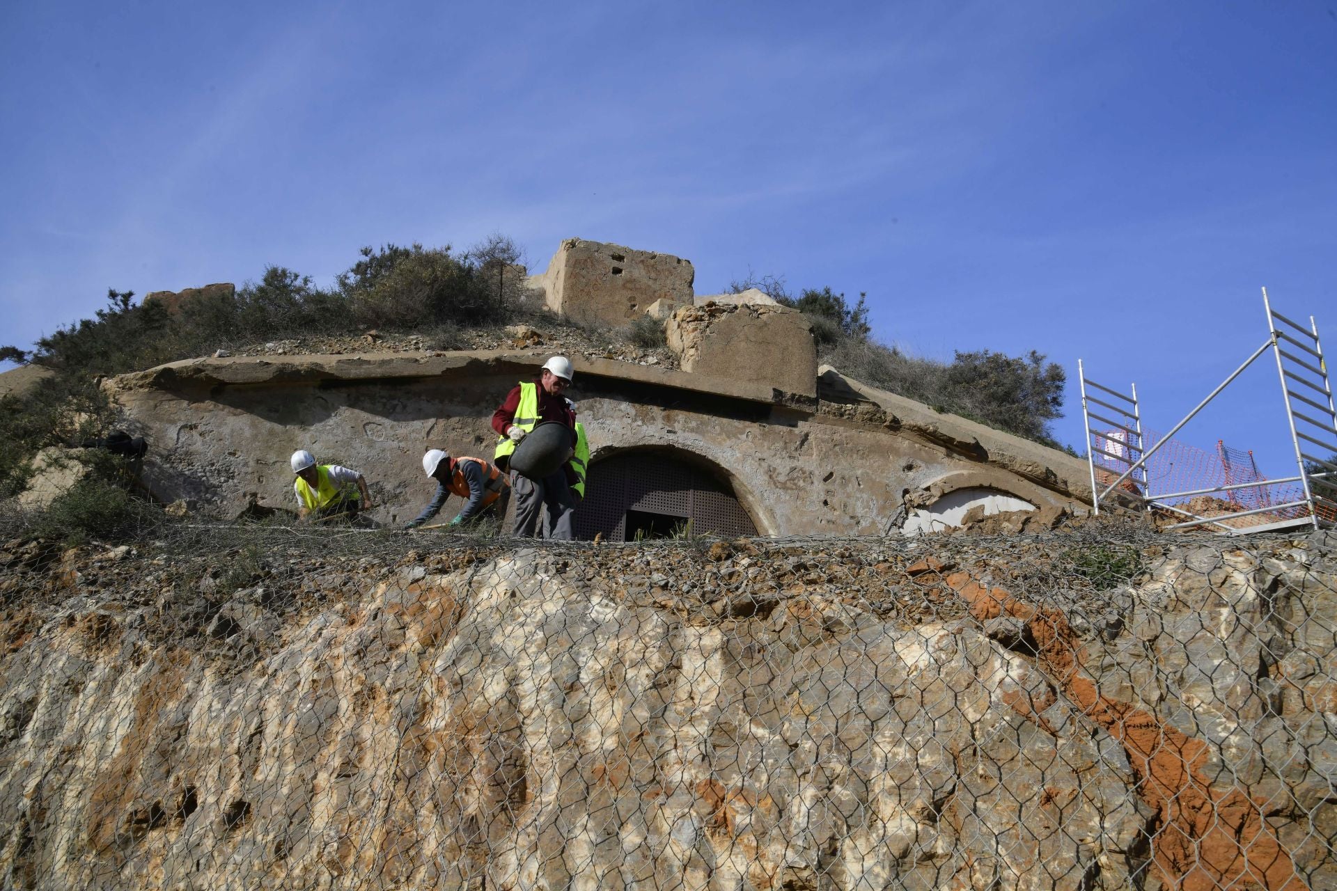 Los trabajos de rehabilitación de la batería de San Leandro de Cartagena, en imágenes