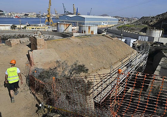 Trabajos en la batería de San Leandro, en Cartagena, este miércoles.