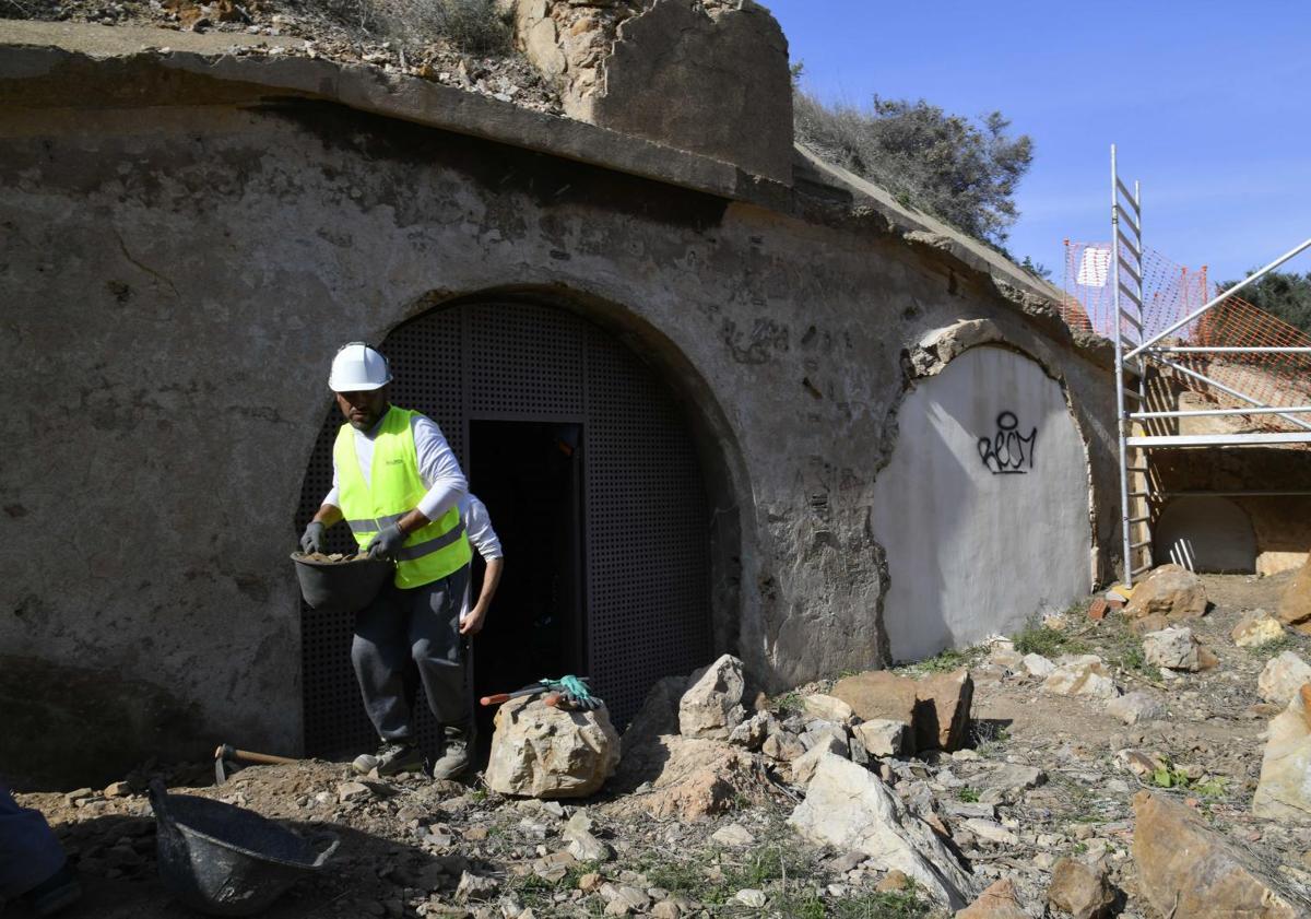 Imagen principal - Algunos de los habitáculos en el interior de la batería de San Leandro.