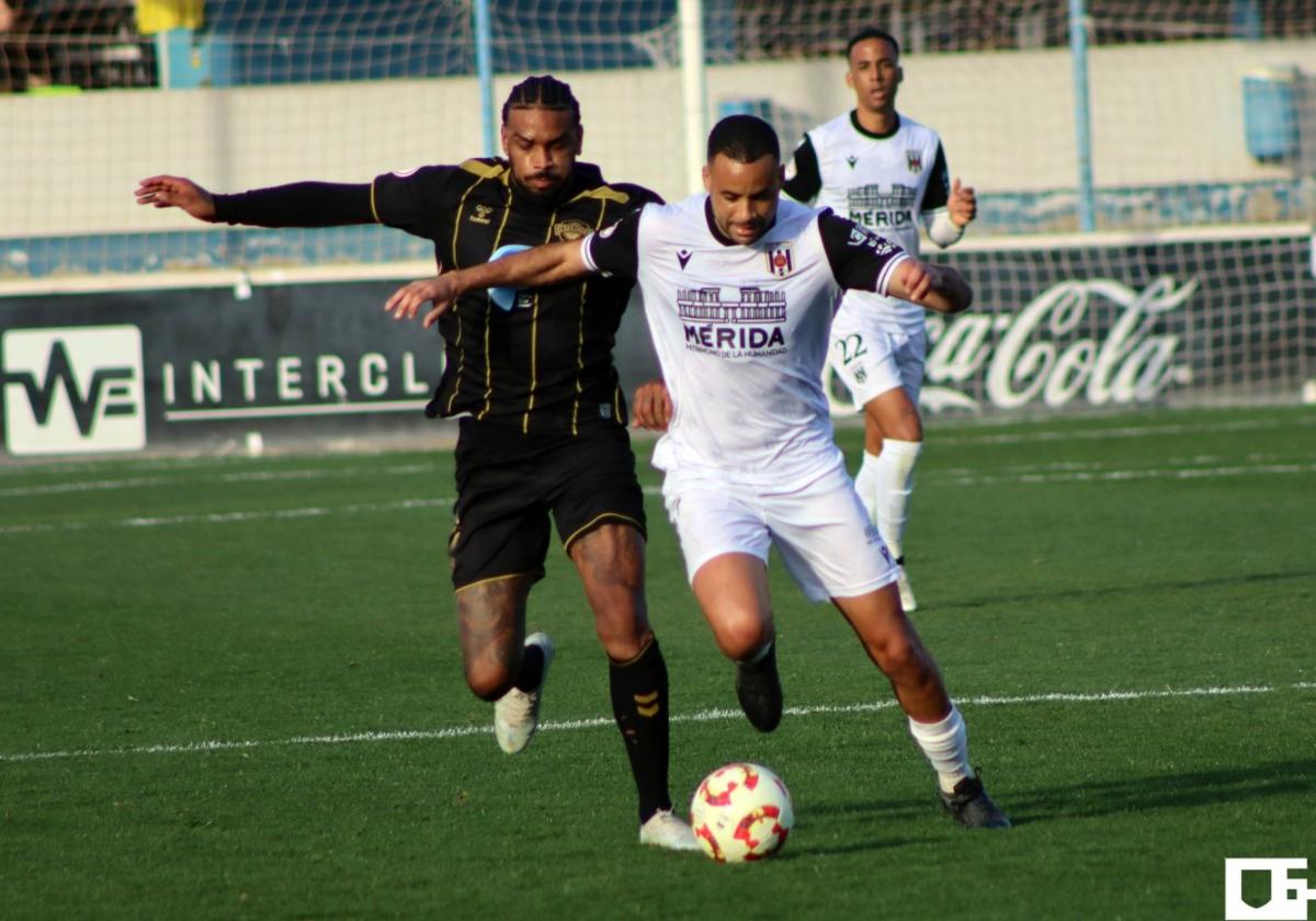 Ganet conduce un balón ante el Intercity. Detrás, Athuman.