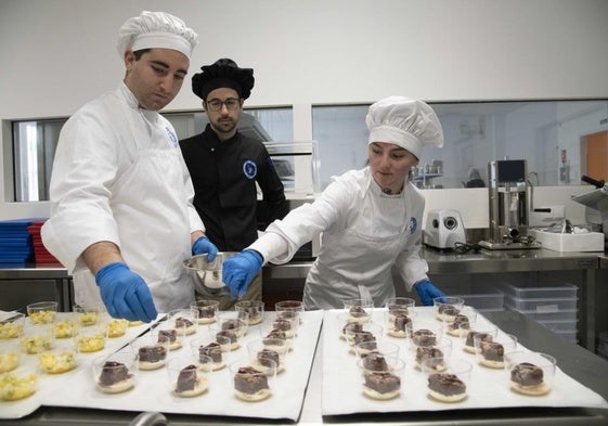 Tres alumnos, durante una clase práctica de pastelería, en el instituto Las Salinas del Mar Menor.