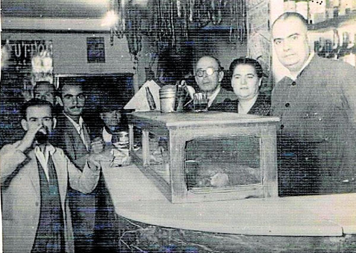 Imagen secundaria 1 - Arriba: Barra de Luis de Rosario en su anterior emplazamiento, muy cerca de la actual ubicación. Abajo: El abuelo Luis (de Rosario), junto a un grupo de clientes, y Antonia, abuela de Luis Miguel Galindo, en la anterior taberna.