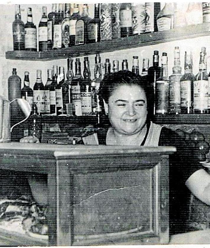 Imagen secundaria 2 - Arriba: Barra de Luis de Rosario en su anterior emplazamiento, muy cerca de la actual ubicación. Abajo: El abuelo Luis (de Rosario), junto a un grupo de clientes, y Antonia, abuela de Luis Miguel Galindo, en la anterior taberna.