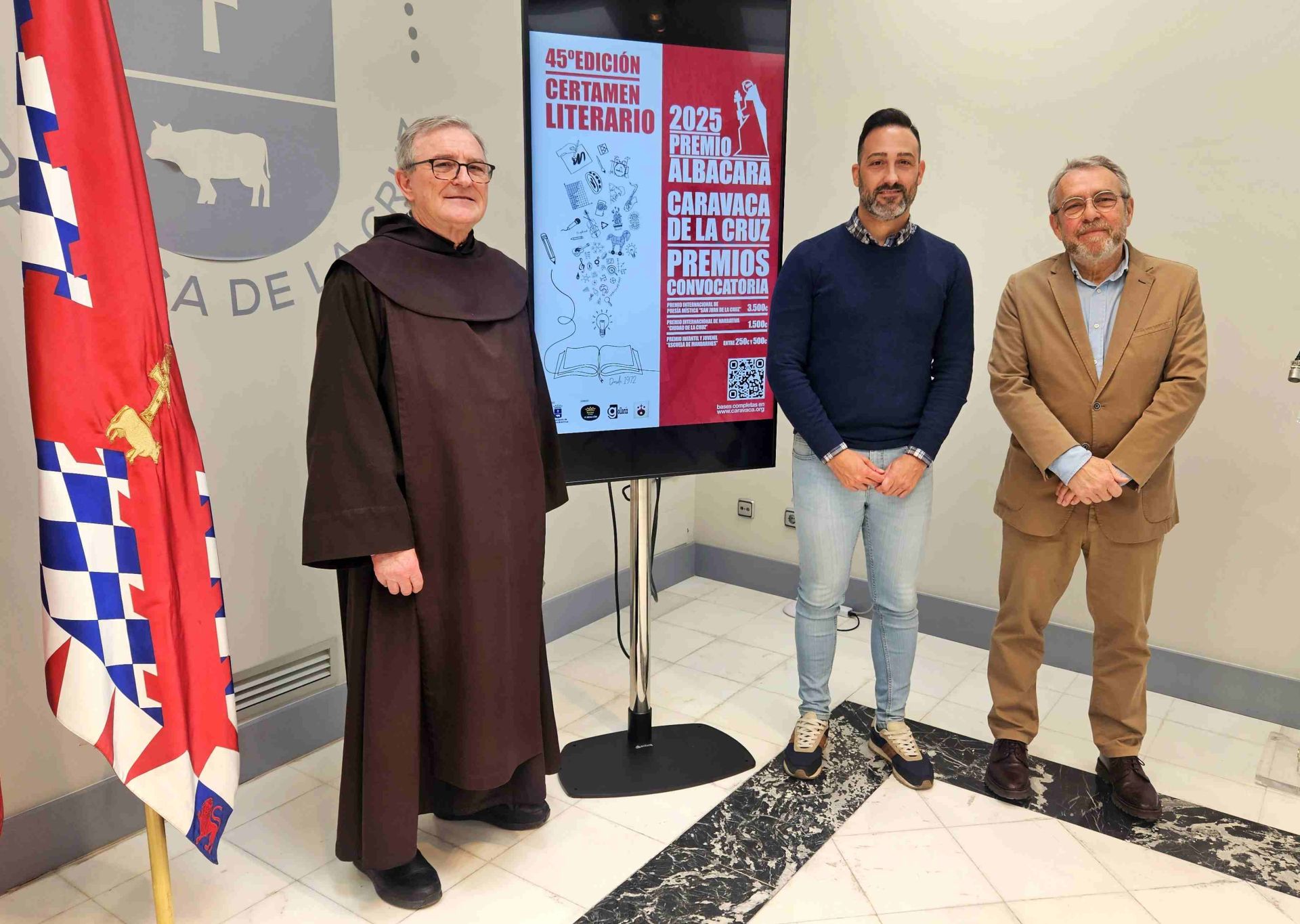 El prior de los padres carmelitas, Sergio Marqueta; el concejal de Cultura, Joaquín Zaplana; y el presidente de la editorial Gollarín, Francisco Marín.