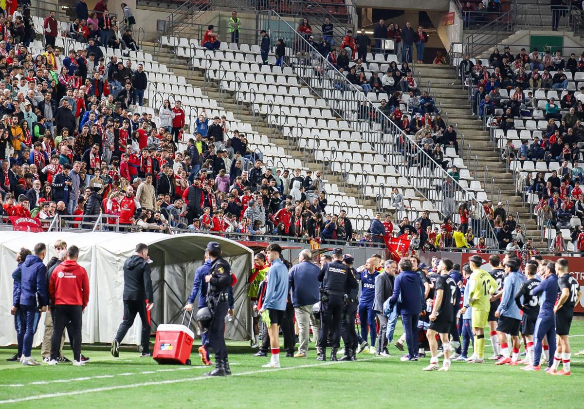 Ambiente en el Enrique Roca durante la suspensión del Real Murcia-Sevilla Atlético por la caída de objetos en el campo.