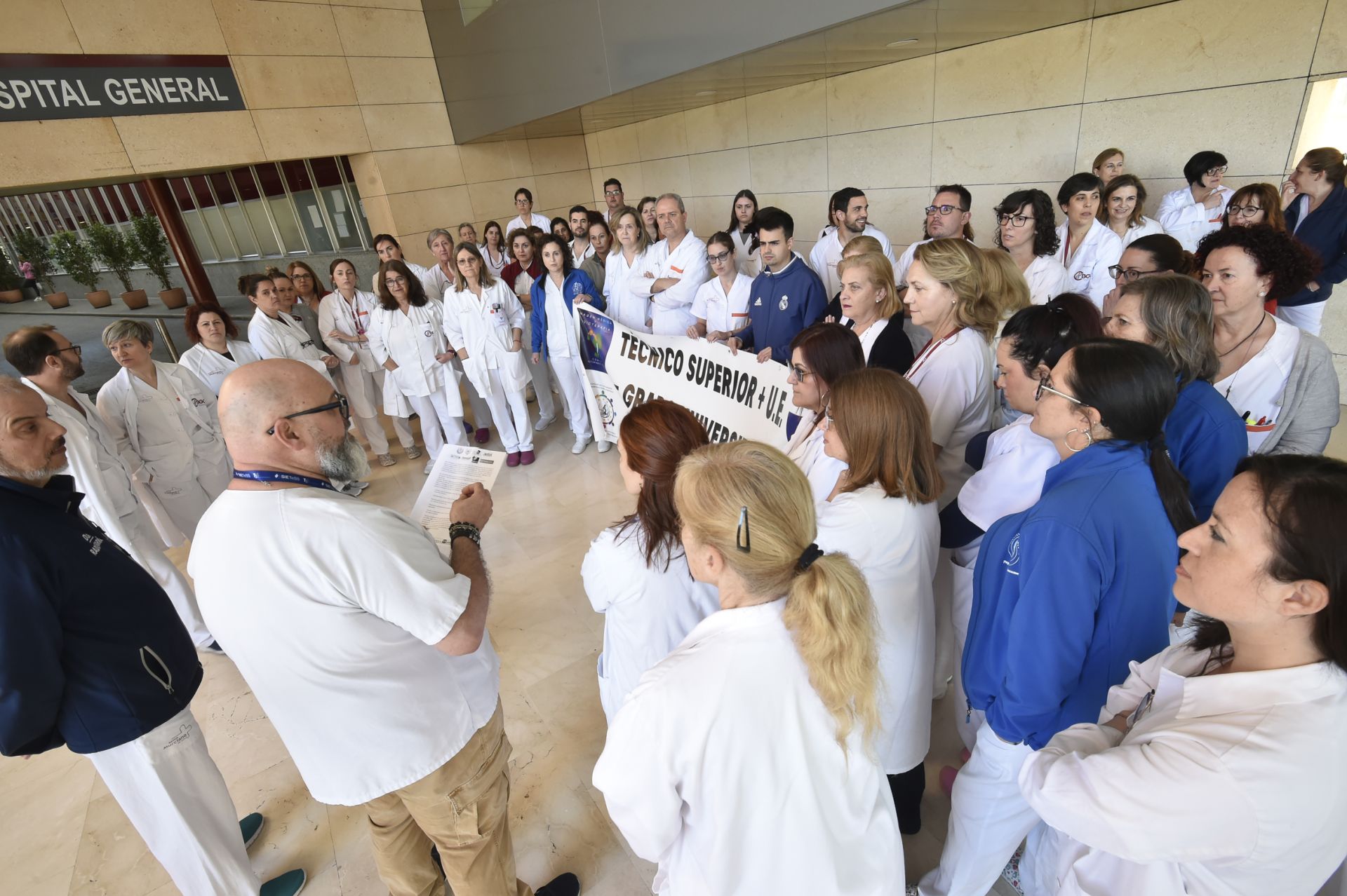 La protesta de los técnicos sanitarios de La Arrixaca por la homologación de sus estudios superiores, en imágenes