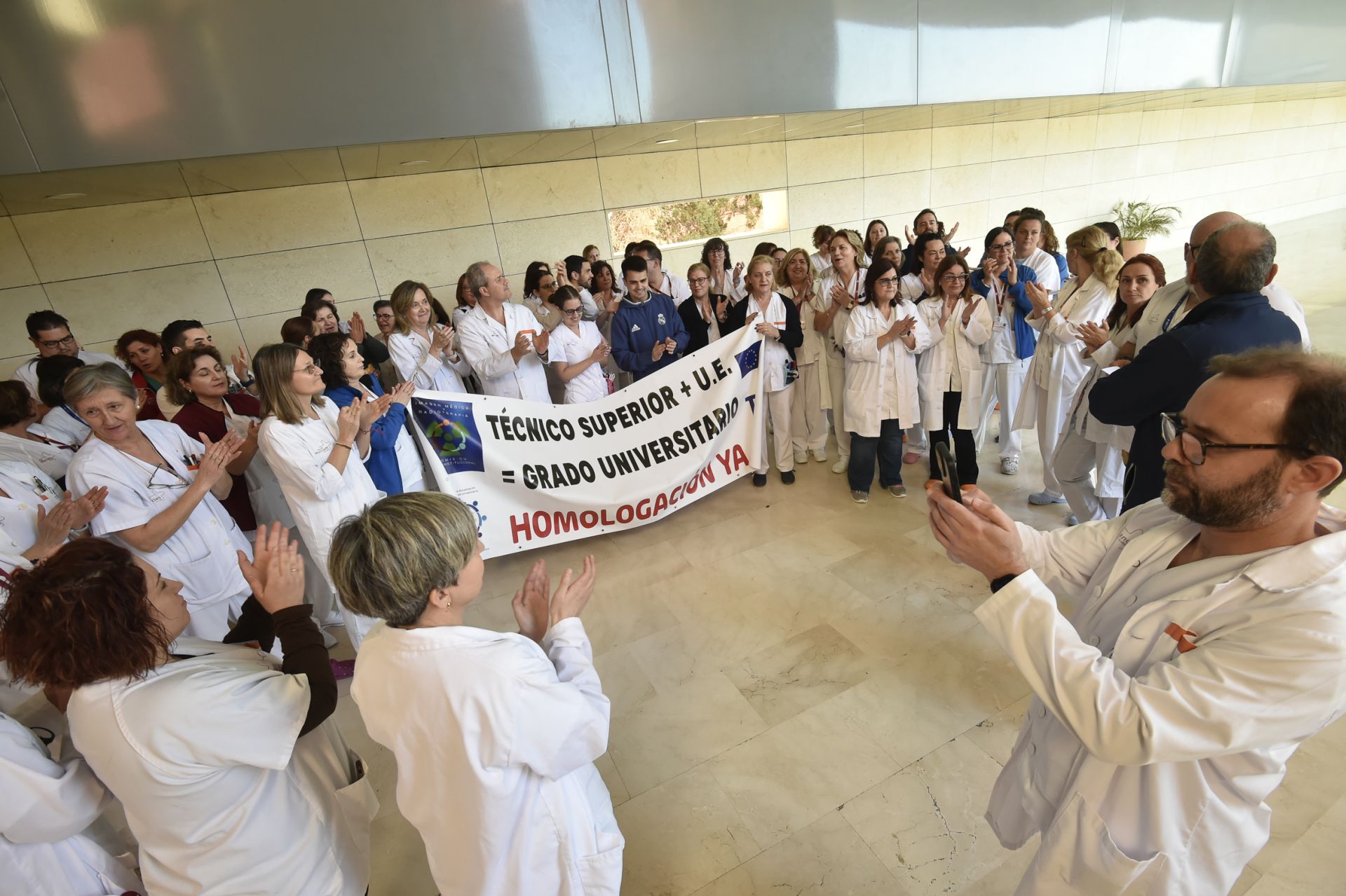 La protesta de los técnicos sanitarios de La Arrixaca por la homologación de sus estudios superiores, en imágenes