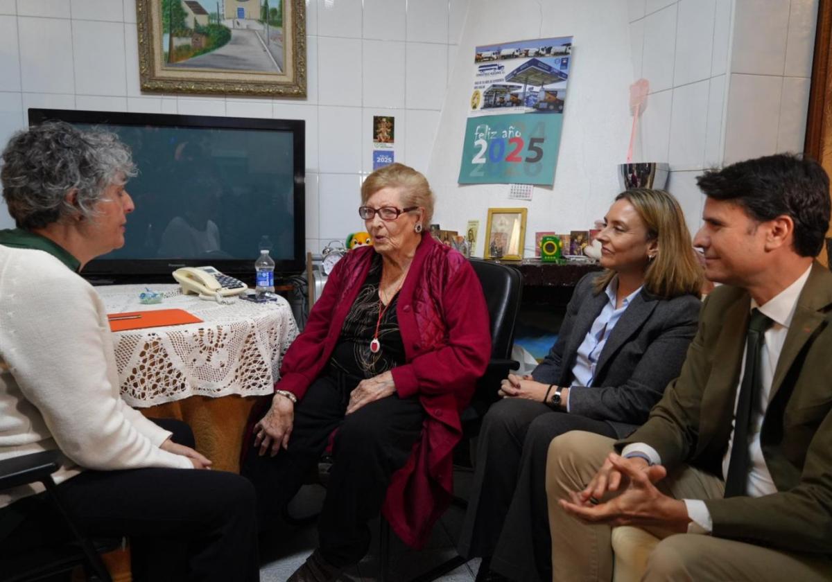 La consejera Ruiz y el alcalde Alfonso, ayer, en casa de Justa (c), vecina de Molina.