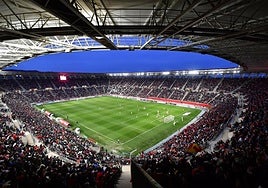 Aspecto del Enrique Roca el 5 de marzo de 2023, cuando 27.831 espectadores abarrotaron las gradas del estadio grana para presenciar el duelo entre el Murcia y el Barcelona Atlético que acabó 1-1.