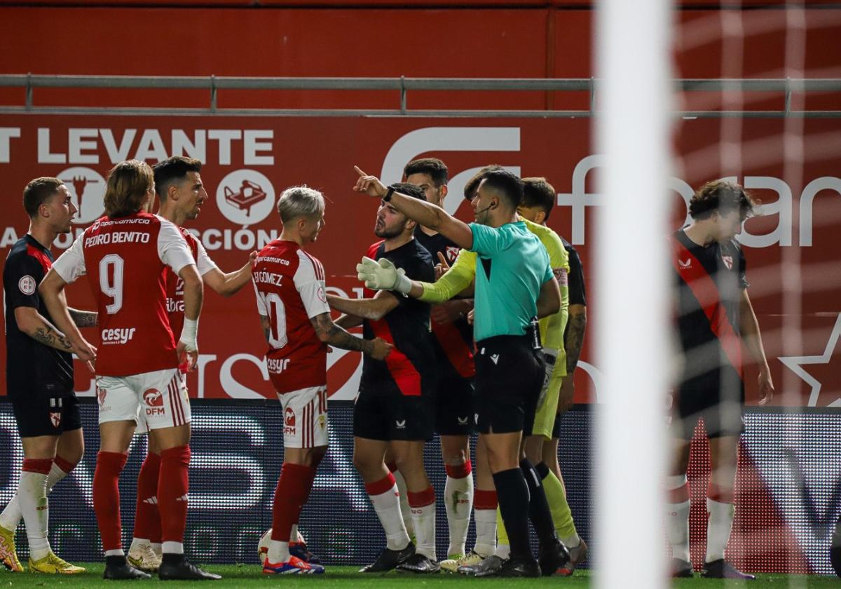 Los futbolistas granas protestan al árbitro el domingo.