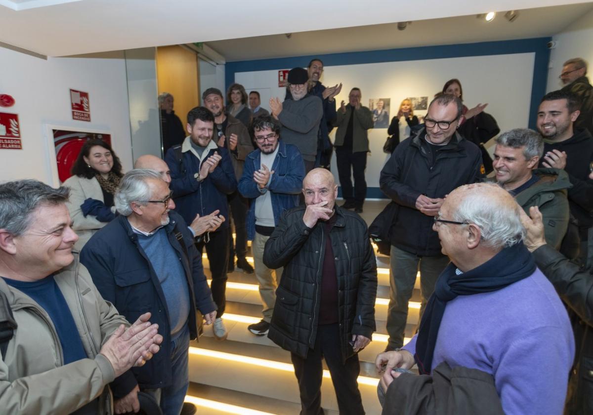 Juan Leal, en el centro, recibe emocionado la ovación de otros compañeros fotógrafos.