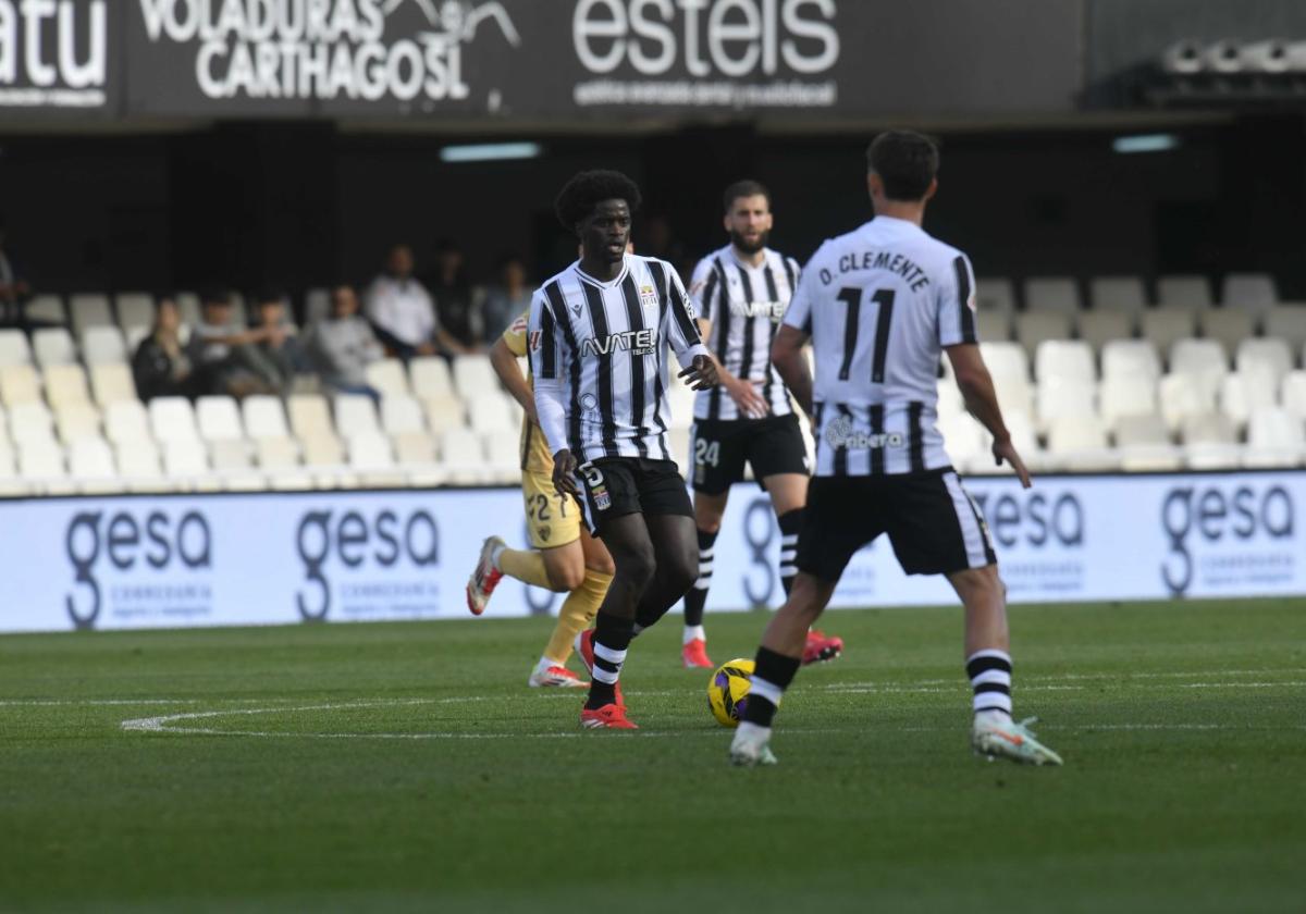 Assane Ndiaye, uno de los nueve fichajes del Efesé en este mercado invernal, entrega la pelota a Óscar Clemente, otro recién llegado, el pasado sábado frente al Málaga.