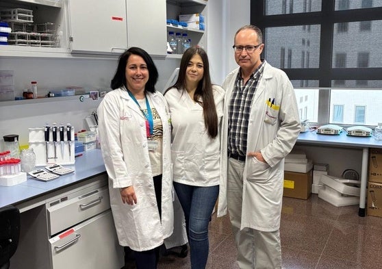 La doctora del IMIB Ana Belén Pérez-Oliva, María Dolores Muñoz y el doctor Eduardo Salido.