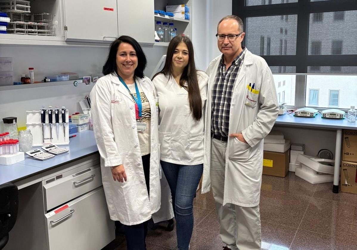 La doctora del IMIB Ana Belén Pérez-Oliva, María Dolores Muñoz y el doctor Eduardo Salido.