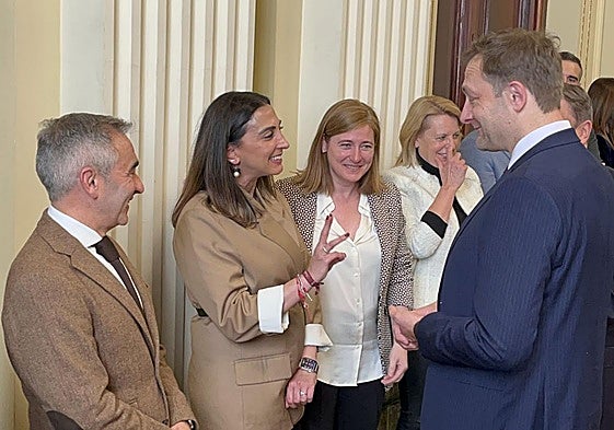 El comisario europeo de Agricultura y Alimentación, Christophe Hansen, y la consejera de Agricultura de Murcia, Sara Rubira, este jueves en Madrid.