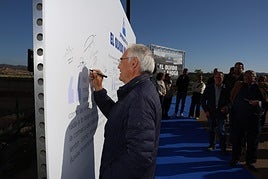 El presidente de los vecinos de La Torrecilla durante la presentación de la campaña para reivindicar la construcción de las presas.